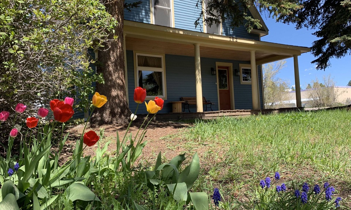 Chama House | Downtown Main St. Views of the Cumbres pass. Walk to the train, shops & dining.