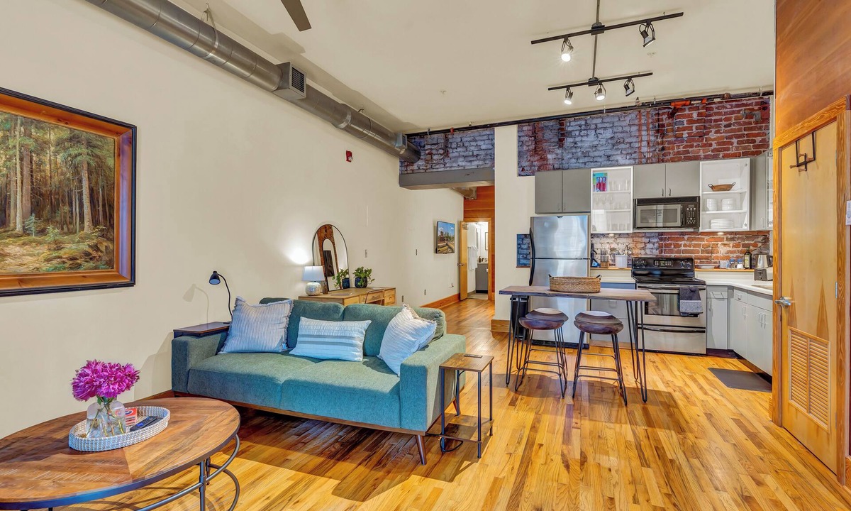 Old City Apartment | Downtown Zen Den: Homecoming weekend open to book