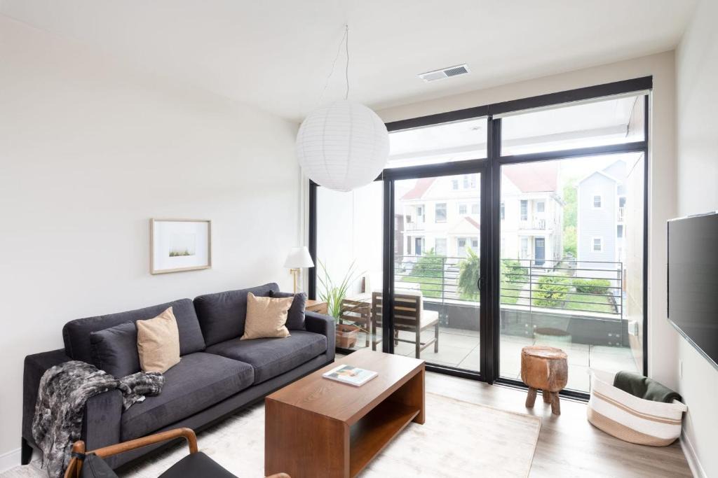 Lower East Side Apartment | East Side Luxury 1BR Apt - Near Brady St with Balcony and Lounge