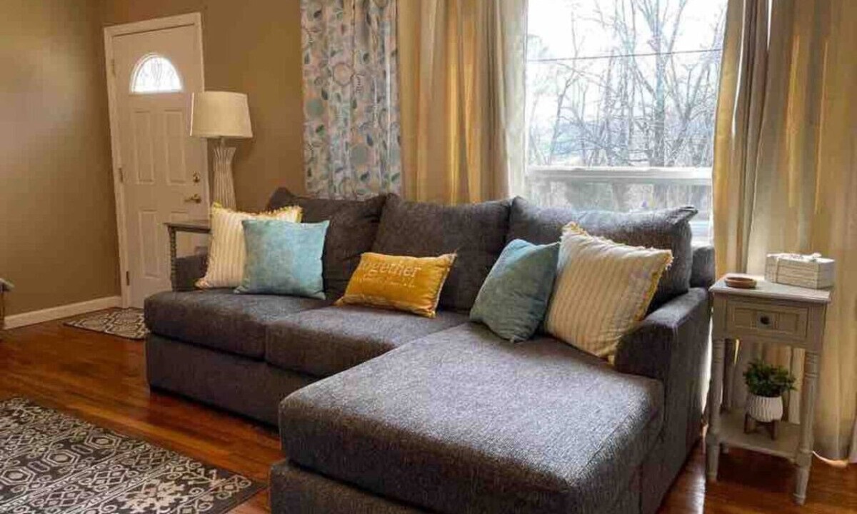 Rockwood House | EASY Checkout, Safe, Comfy 3 bd w/KING Pets OK