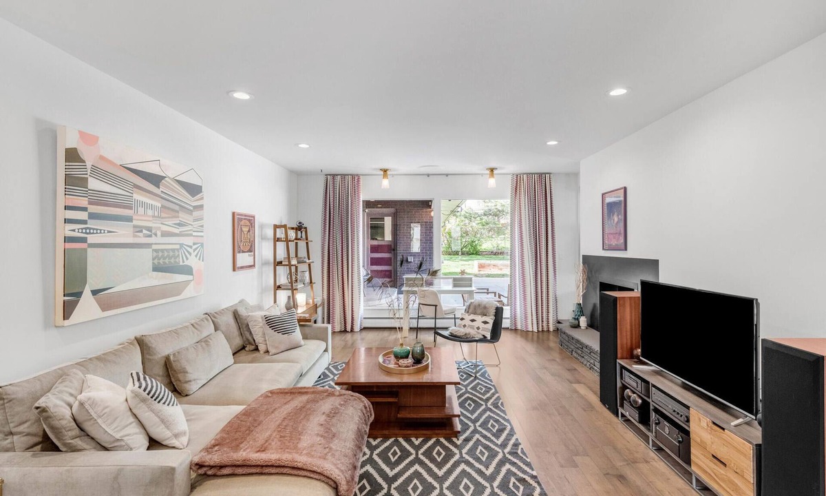 Central Boulder House | Elegant Mid Century Modern Ranch - Walk to Pearl and Hiking! EV Charger on Site.