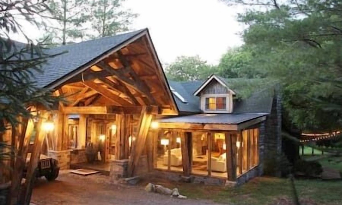 Franklin Apartment | Enchanting Chalet/Covered Parking/King Suite