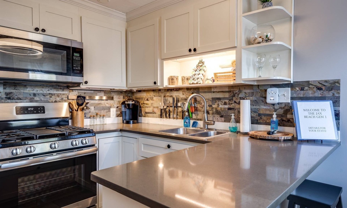 Jacksonville Beach Apartment | Enjoy GEM 1 in Jax Beach |4 blocks to the Atlantic |Upstairs Apartment |Month Stays Ok |Shared Patio