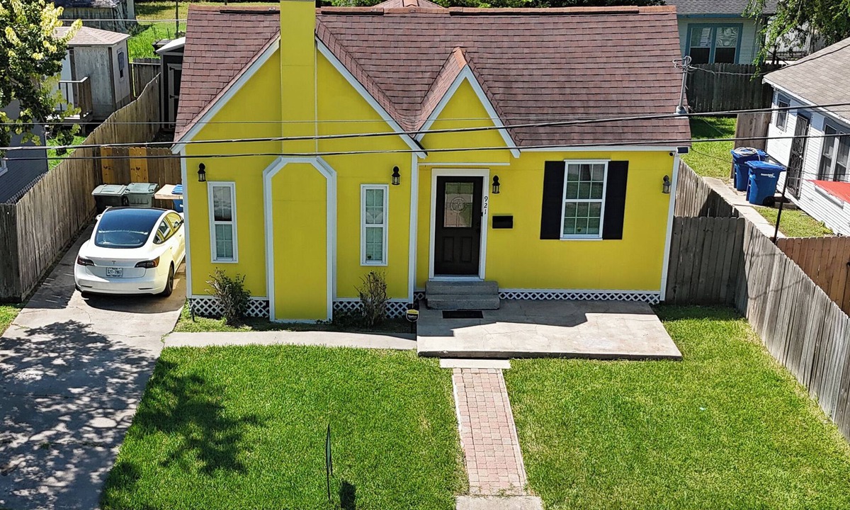 Del Mar House | Entire 2-bedroom house in Corpus Christi with CAL KING BED,EV-CHARG AC, WiFi