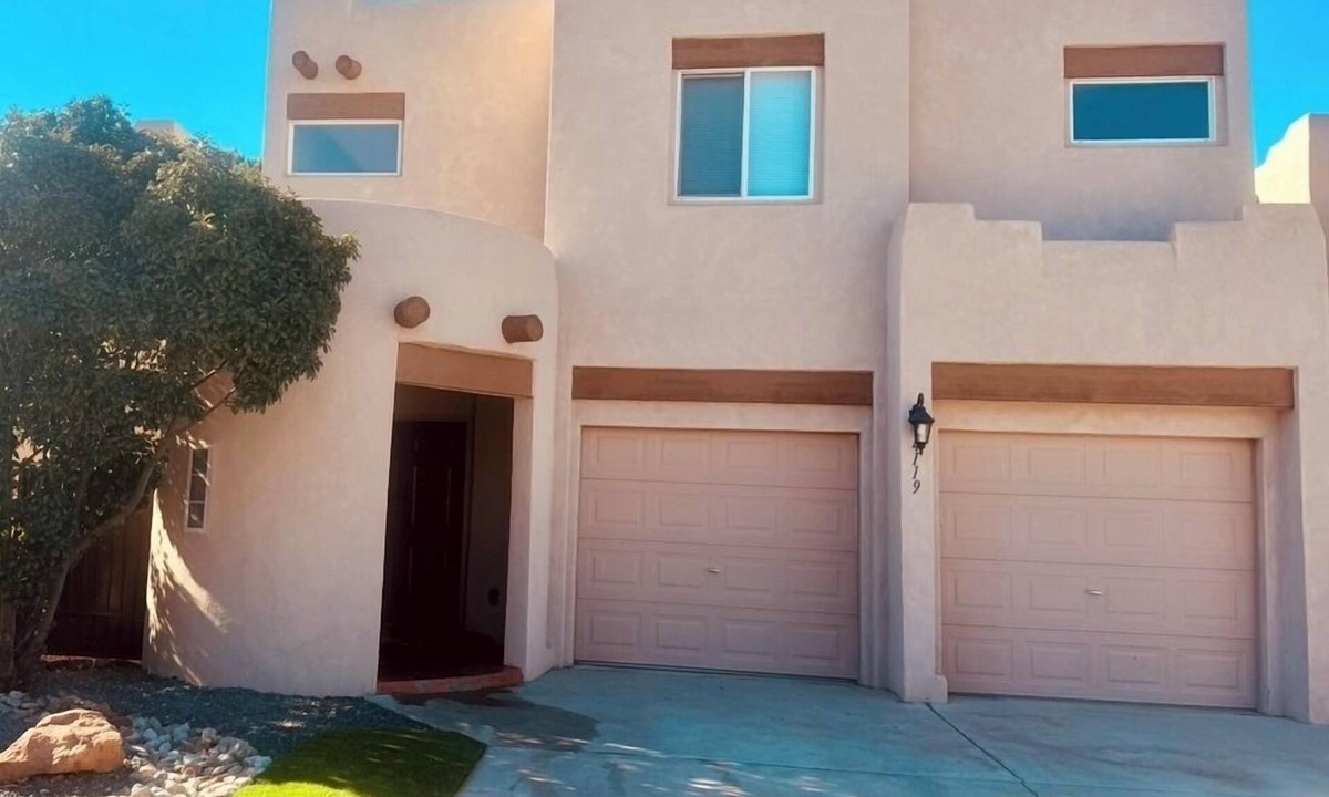 Westside House | Entire Home+Centrally Located+Near HWY+HotTub+FREE WIFI+Pet Friendly+Putt Putt