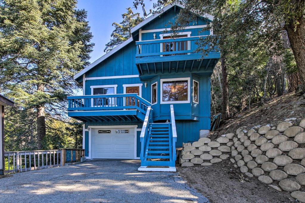 Crestline House | Epic Winter Cabin Retreat in Crestline with Hot Tub!