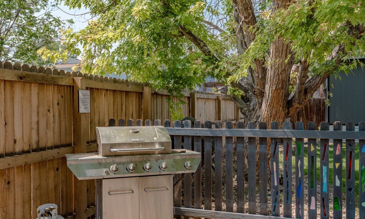 Morrison House | EXPLORE CO-Close to Red Rocks! Huge backyard.