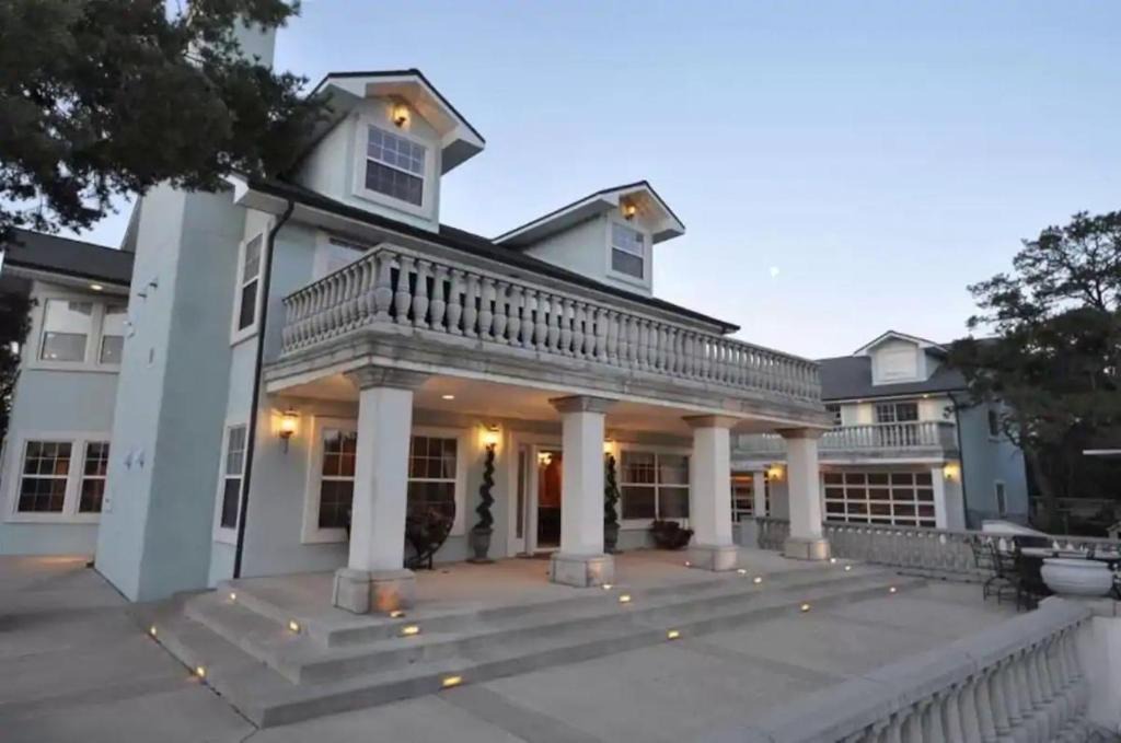 Tyrone House | Exquisite Mountain Mansion Entire Home