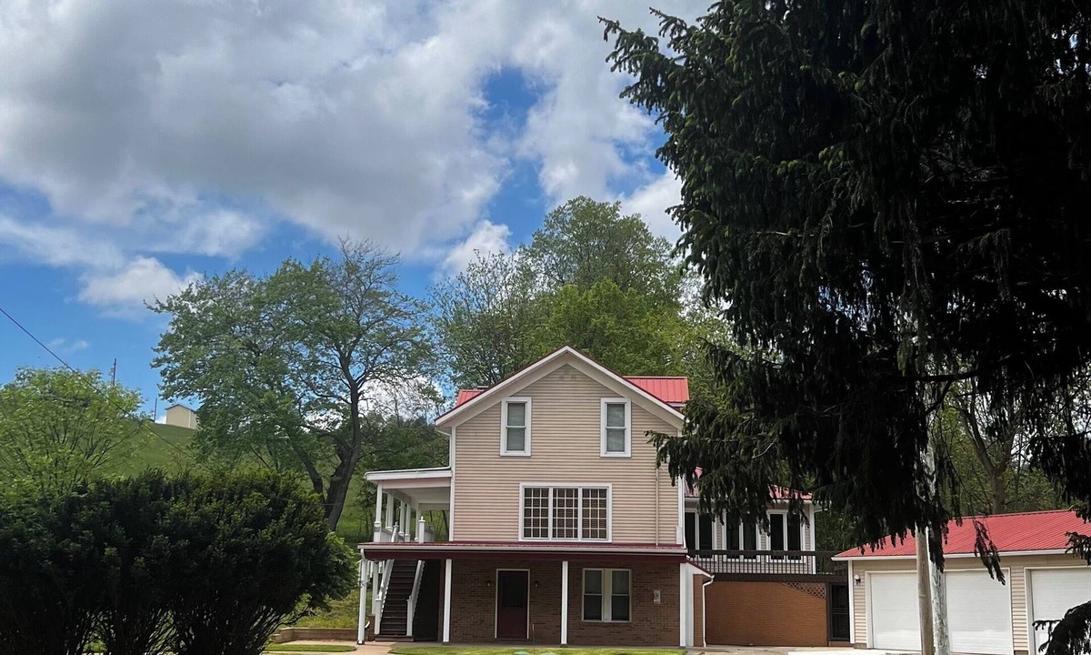 Somerdale House | Fall foliage? We got you!nCountry Home on a private drive
