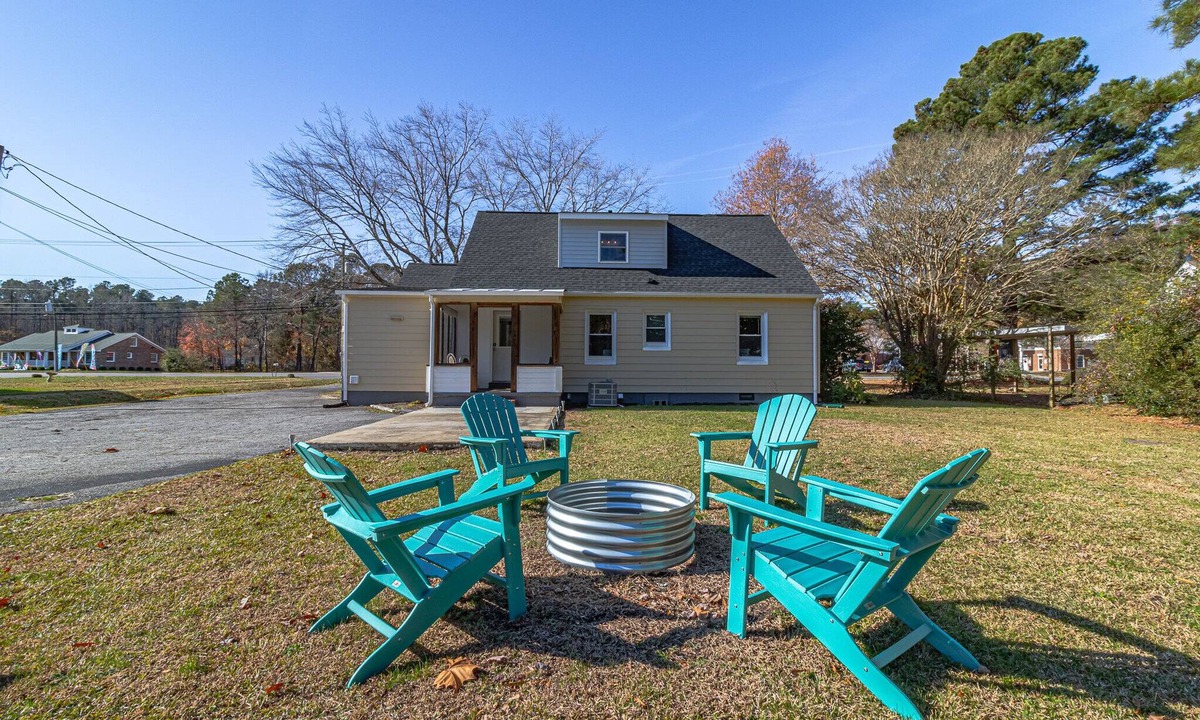 Mathews House | Fire Pit🔥 Walk to Town. 1st floor King Bed & Walk in Shower! Monthly Discounts!