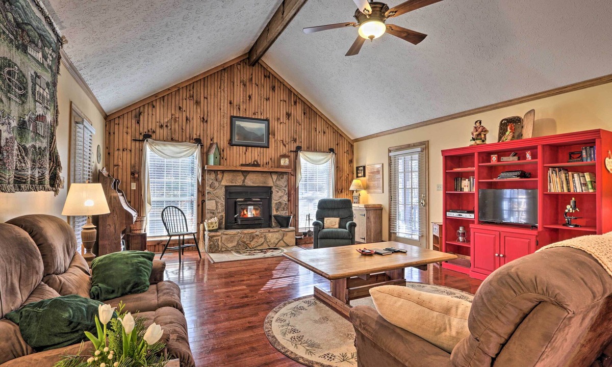 Wears Valley Cabin | ‘Firefly Cove’ - 3 Mi to Parkway & National Park!