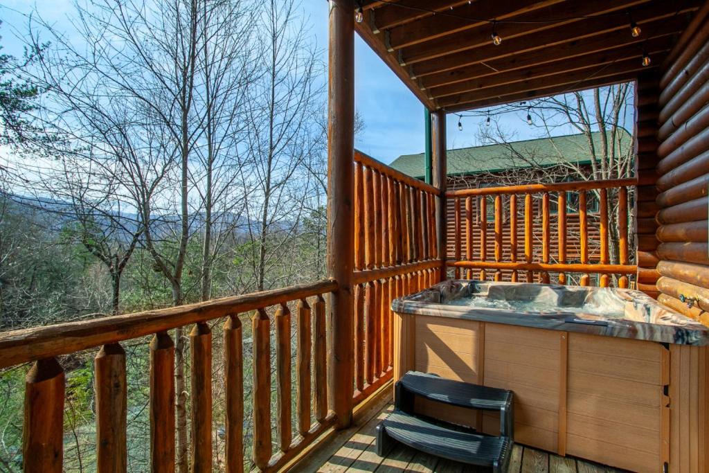 Gatlinburg House | Firefly Falls MTN View Hot Tub Game Room