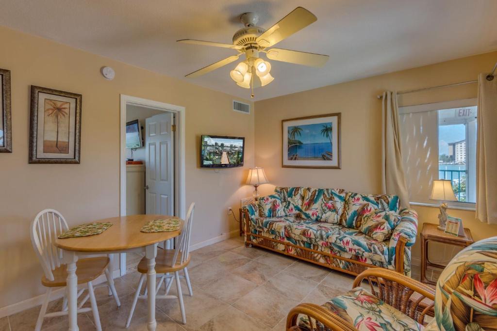 Bay Esplanade House | Five Palms Suite 204 - Daily - Weekly - Monthly