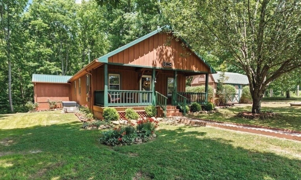 Monteagle Cabin | Forest cabin with sauna, ping pong, 5 min drive to local trails