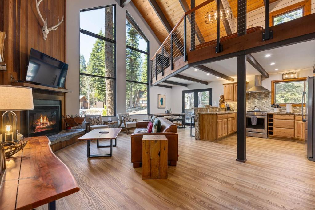 Carnelian Bay House | Four Summits- Hot Tub- Pool Table- Short Drive to Ski Resorits