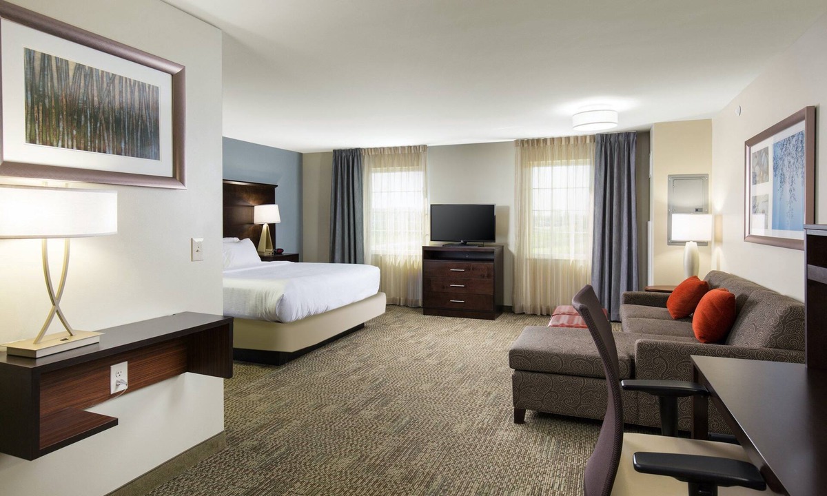 Northfield Apartment | Free Breakfast Buffet. Pool & Gym Access. King Studio.