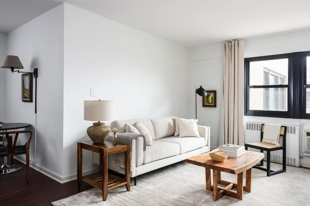 Central West End Apartment | FRONTDESK Furnished 1 BR Apt in Central West End