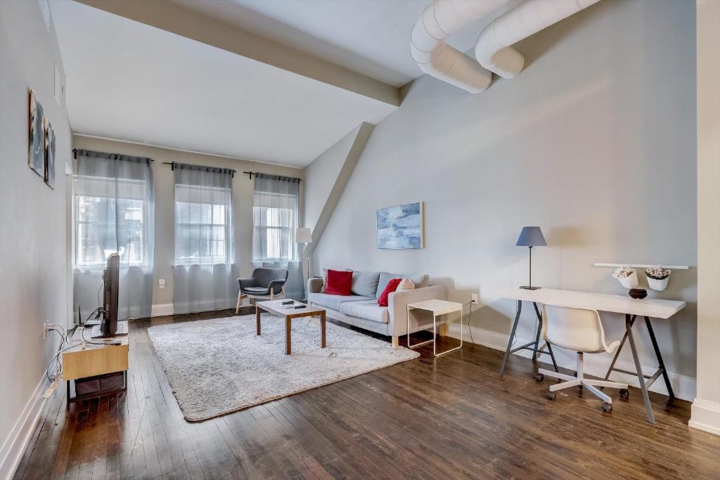 East Town Apartment | FRONTDESK Mackie Flats 3rd Ward Downtown Milwaukee