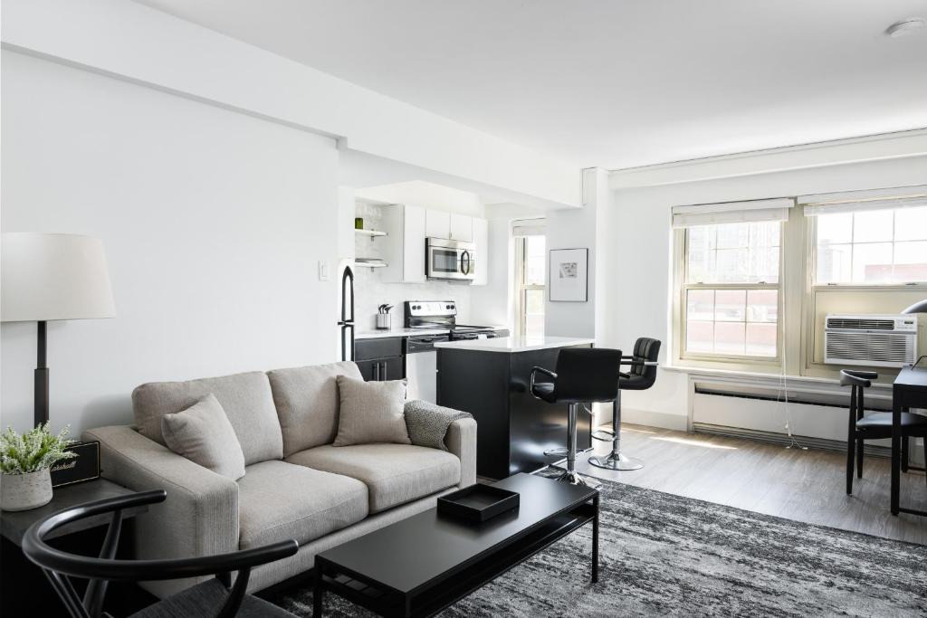 Central West End Apartment | FRONTDESK Open 2 BR Apt 5 miles to Downtown STL