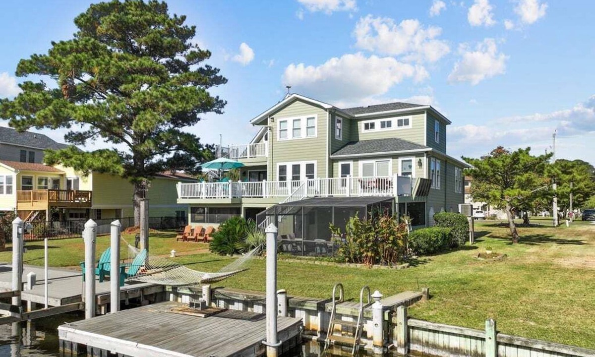 Colington Harbour House | Garber Harbor in Colington Harbor Waterfront Canal Hot Tub Jimmy Buffett Bar