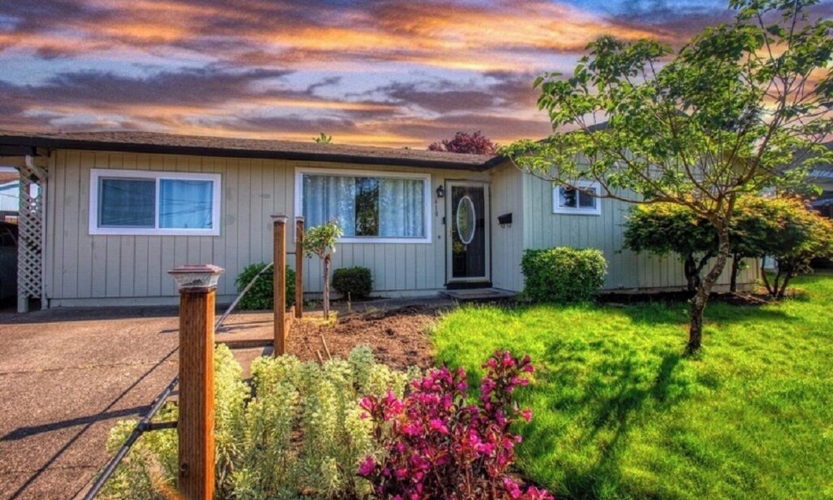 Oregon City House | Garden House fenced yard with covered patio. Pets okay. Close access to shops.