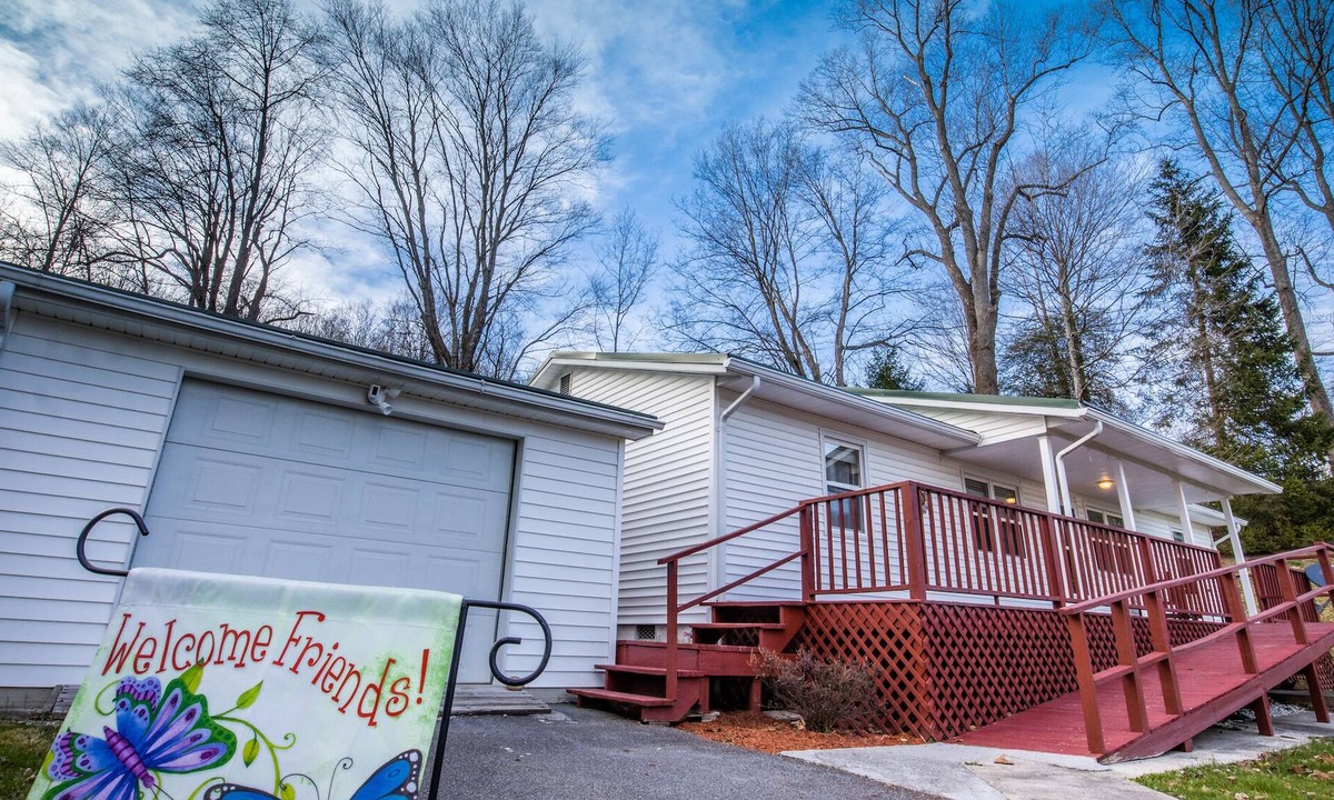 Ansted House | Gateway House to NRG & Hawk's Nest - fast Wi-Fi, fire pit, RV hookup