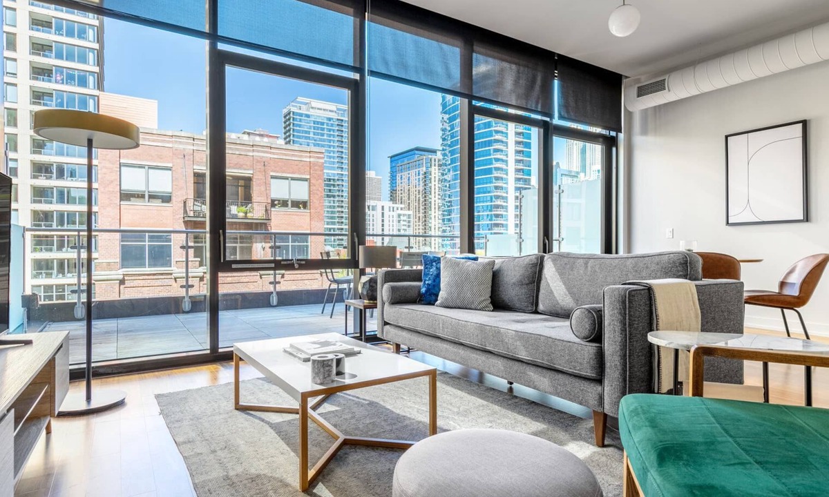 Near North Side Apartment | Generous River North 3BR w/Gym, Rooftop, walk to L & Park, by Blueground (ID #CHI324)