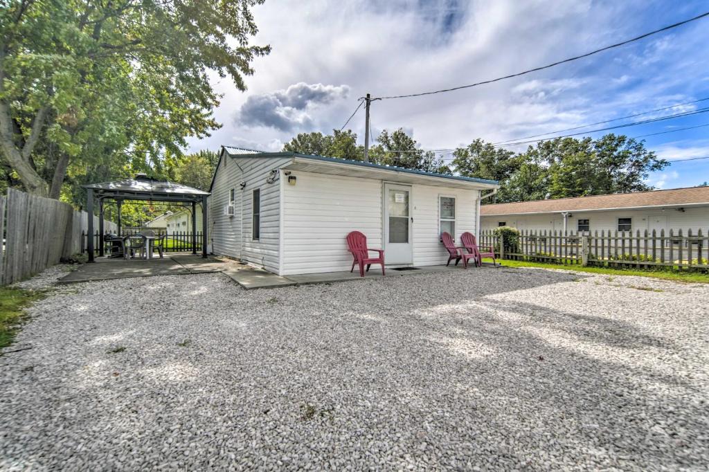 Geneva-on-the-Lake House | Geneva-on-the-Lake Cottage with Patio Walk to Shore