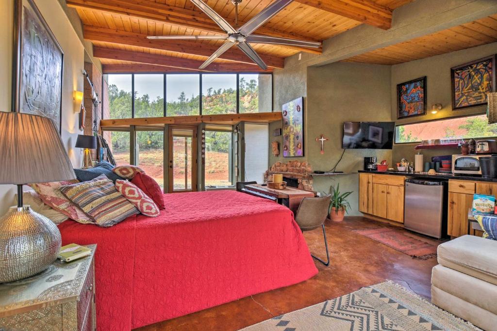 Canoncito Apartment | Geometric Glorieta Studio on 11 Picturesque Acres!