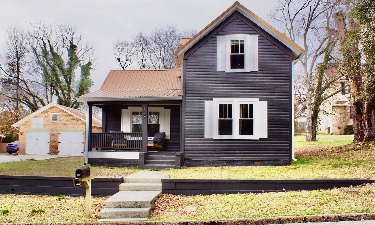 Dayton Cottage | Getaway at this Charming Family Cottage