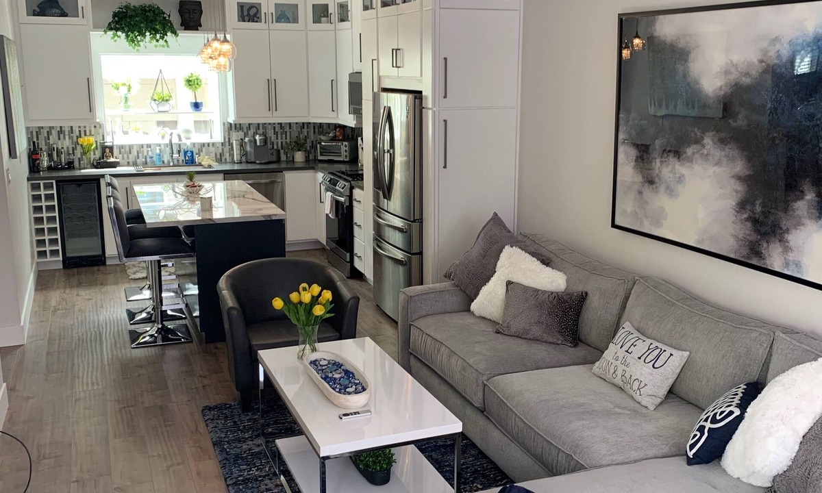 Marina Peninsula House | Glamorous High end bungalow completely remodeled 1 block to the beach with W/D.