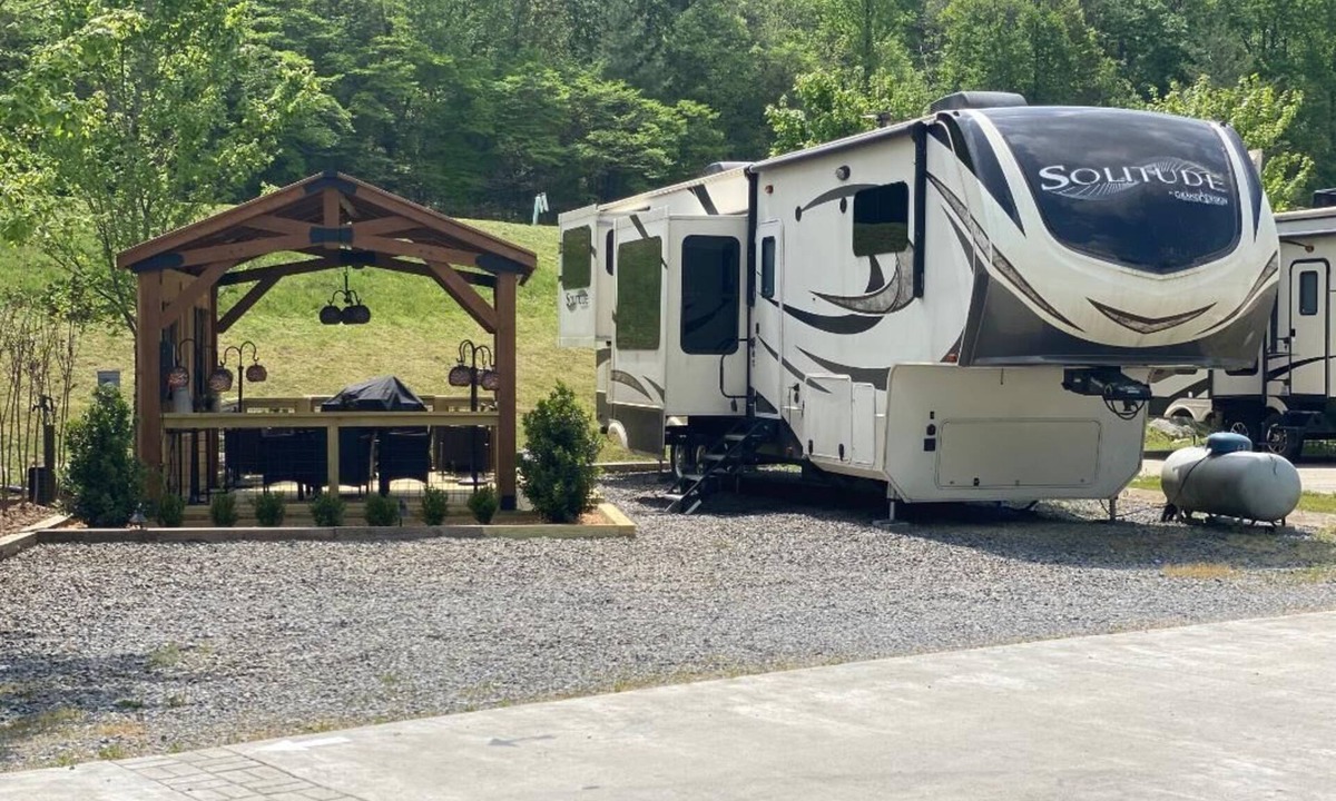Morganton House | GLAMPING in BLUE RIDGE, salt water pool, hot tub, PAVED ACCESS, perfect location