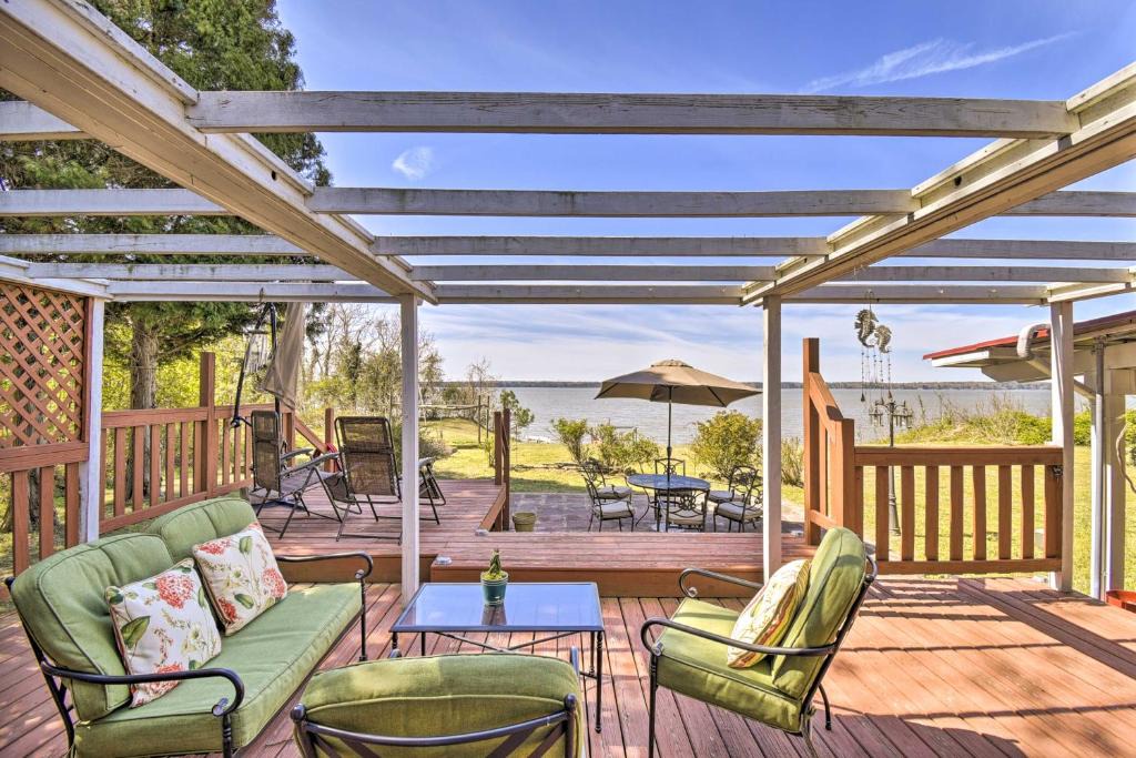 Bellamy House | Gloucester Retreat with Backyard Oasis and Pier!