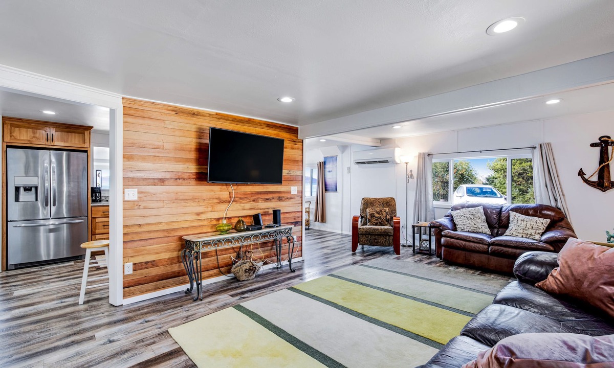 Garibaldi House | Gorgeous home overlooking the bay near a boat launch - dog-friendly