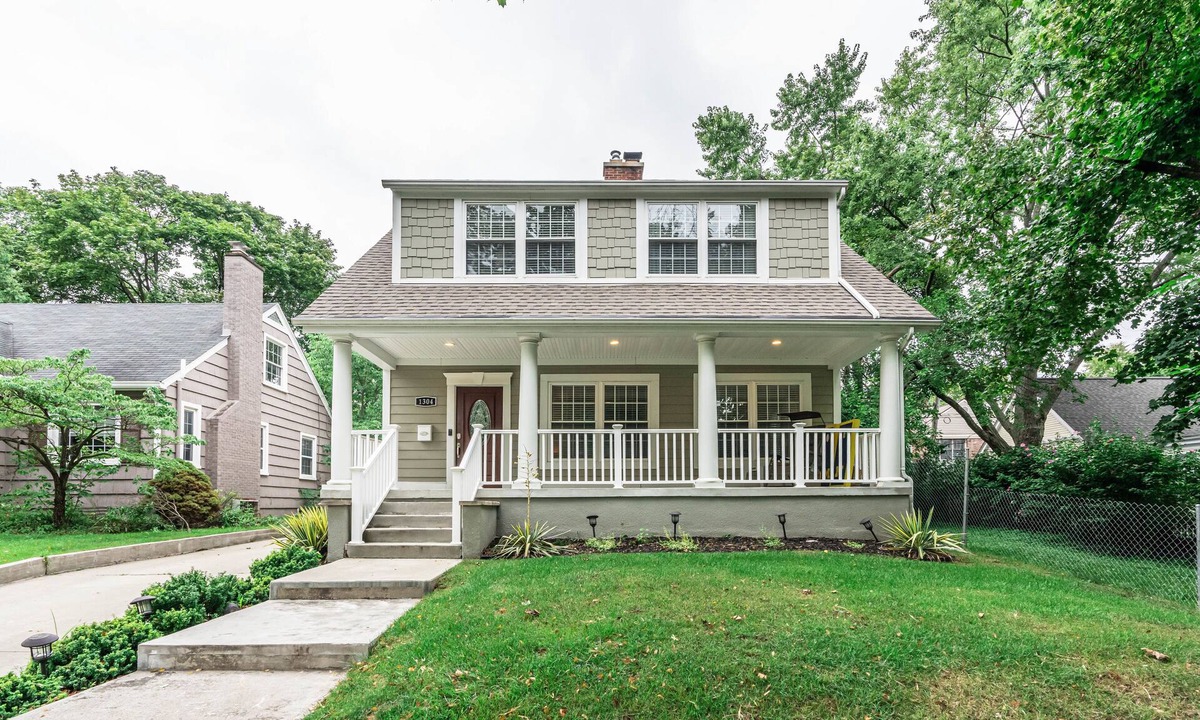 Dicken House | Gorgeous Home Steps From the BIG HOUSE!