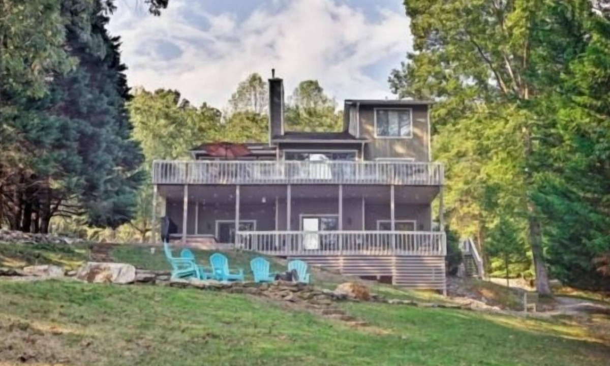 North Shore House | Got It All - 3 Kayaks, 1 Canoe, Hot Tub, Wifi, Ping Pong, Sandy beach, Firepit.