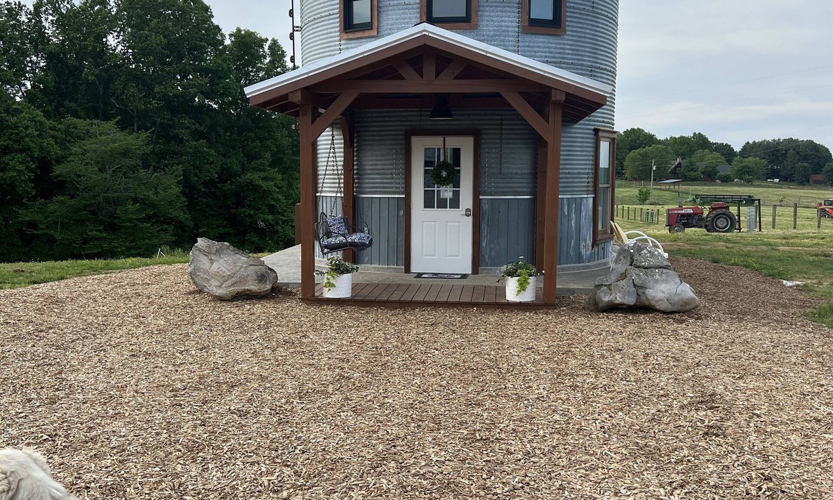Red Boiling Springs Cottage | Grain Bin Farmhouse with Loft Bedroom