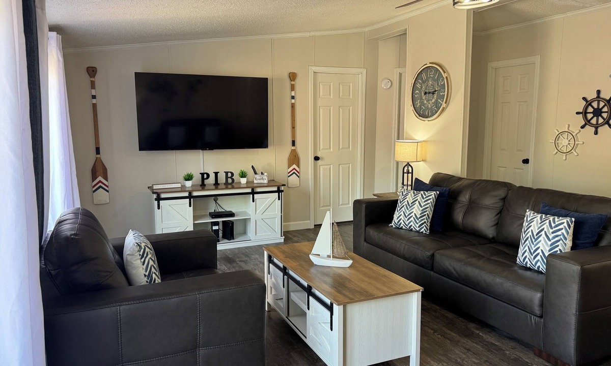 Put-in-Bay House | Great for Groups of 8! Full Deck and Grill. 3 BR 2 BA Home in Island Club IC5
