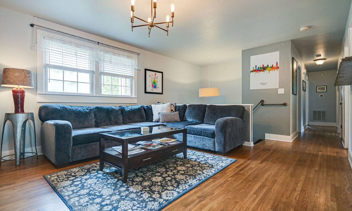 Nashville House | GREAT FOR LARGE GROUPS! Sleeps 12! CLOSE TO DOWNTOWN!