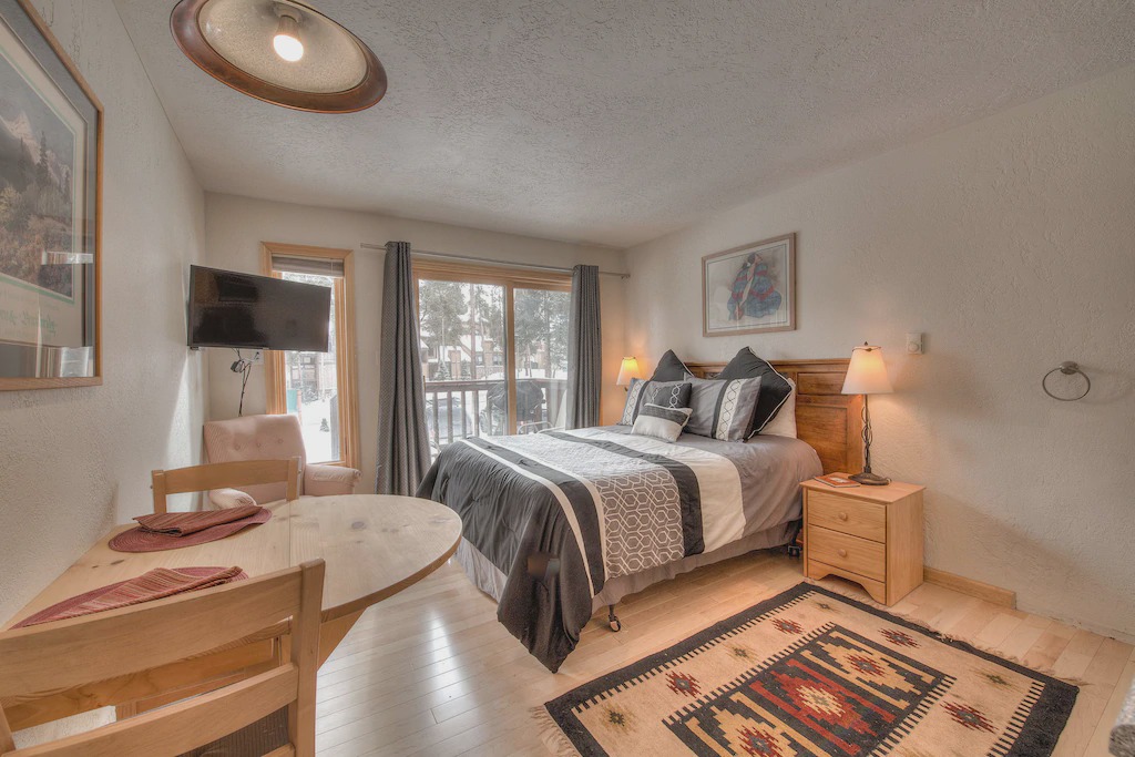 Four O'Clock Apartment | Great Ski-In Studio, 200 Steps to Ski Lift, 5min. Walk To Main St.