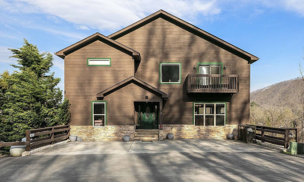 Gatlinburg Cabin | GREAT view DOWNTOWN Gatlinburg with views,community pool, hot tub and fireplace