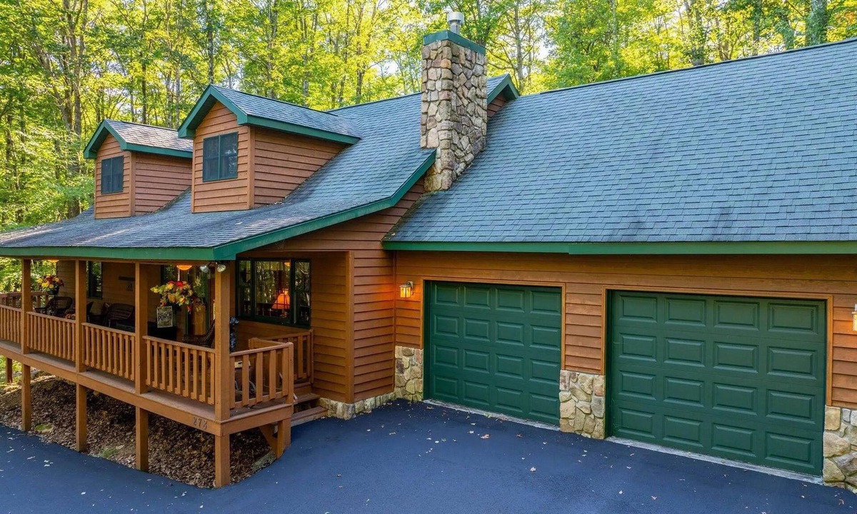 Terra Alta Cabin | Grin and Bear Witness to this Prime Locationn