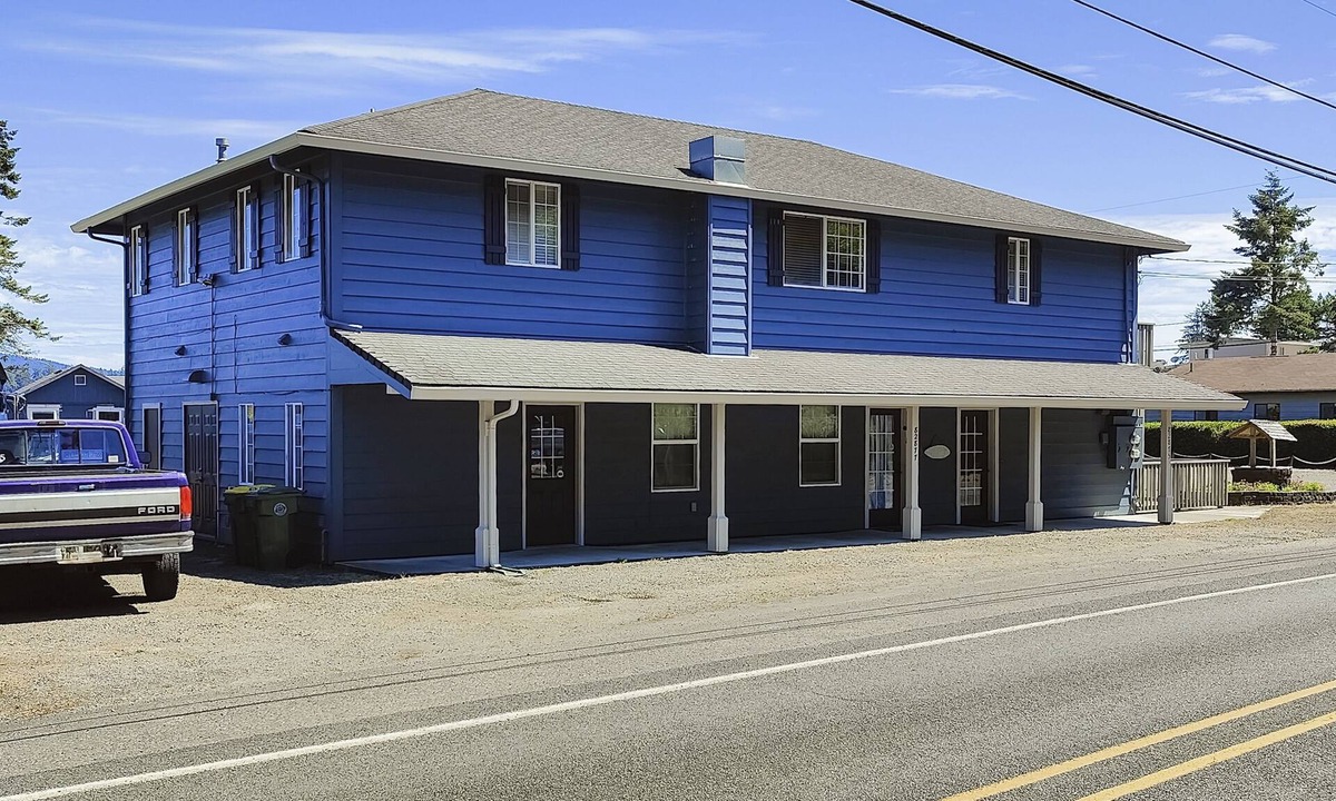 Dunes City Apartment | Ground floor condo with fast WiFi, patio, full kitchen, & private washer/dyer