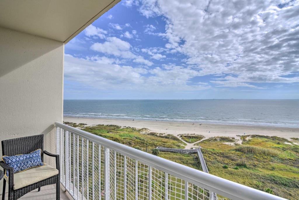 Galveston Apartment | Heated Pool and Beach View Galveston Resort Condo!