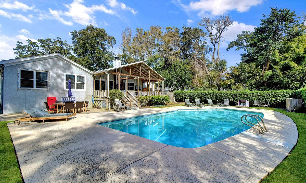 Kings Terrace House | Heated Pool Sleeps 12 Pet Friendly Walk to Village 2 Kitchens