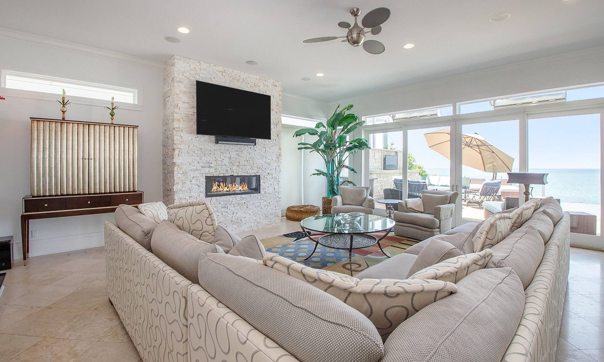 Grand Beach House | High-end lakefront home with poker table, infinity pool, pool table & WiFi