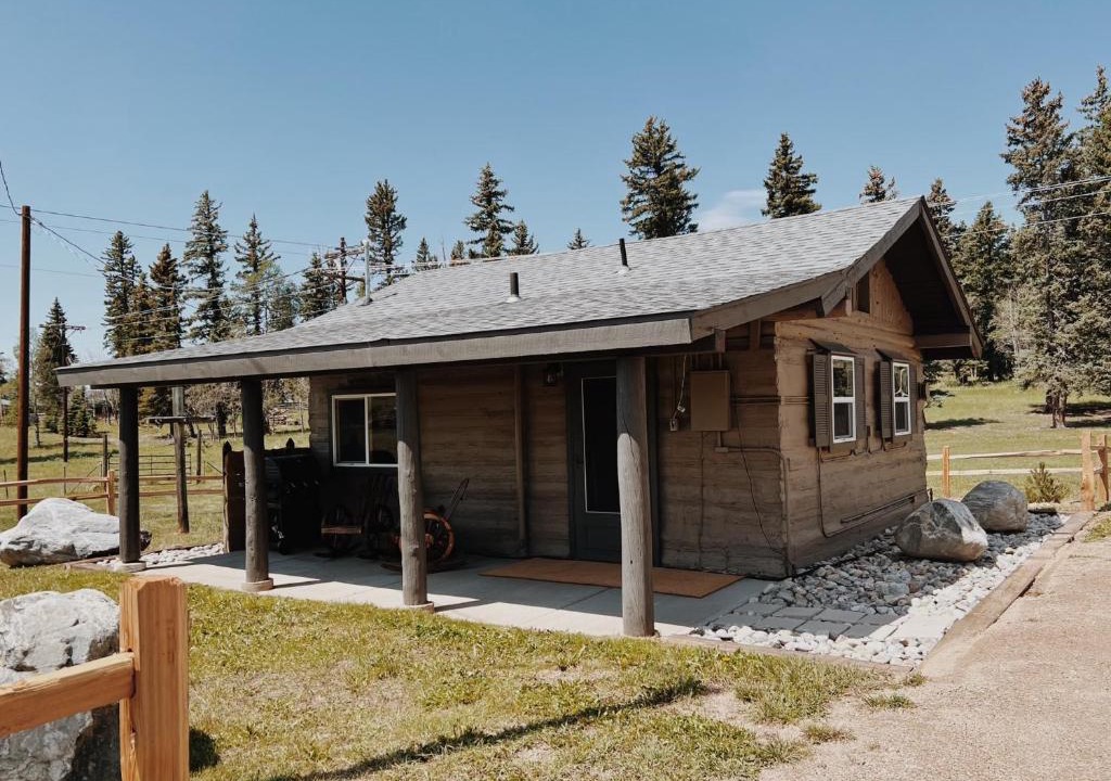 Divide House | Historic cabin with unobstructed mountain view