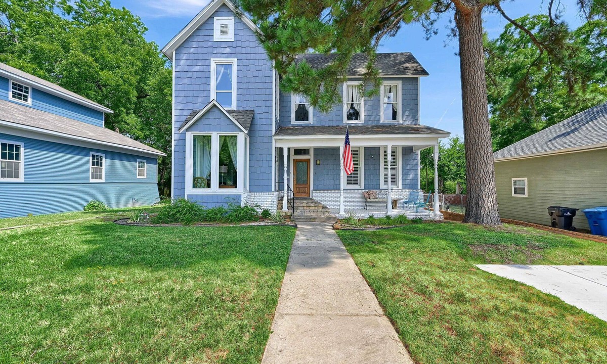 Denison House | Historic home half a mile from Downtown Denison and minutes to Lake Texoma.