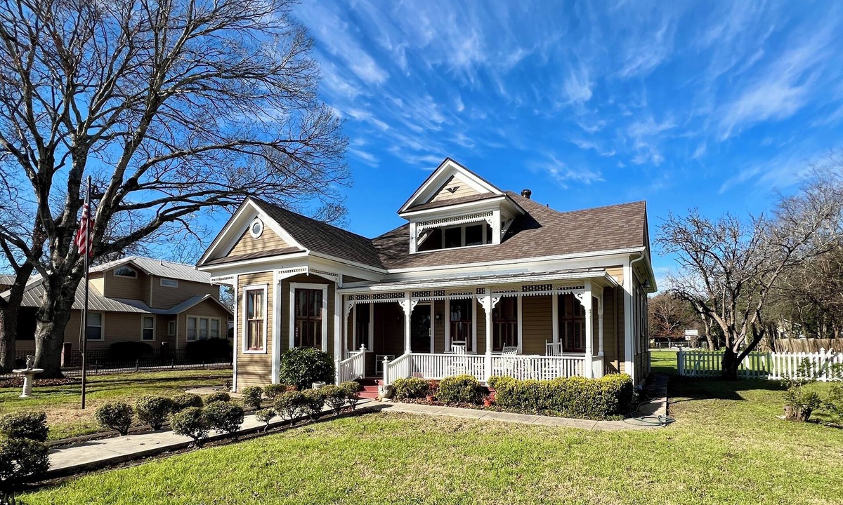 Seguin House | Historical Krezdorn House in the heart of Seguin!
