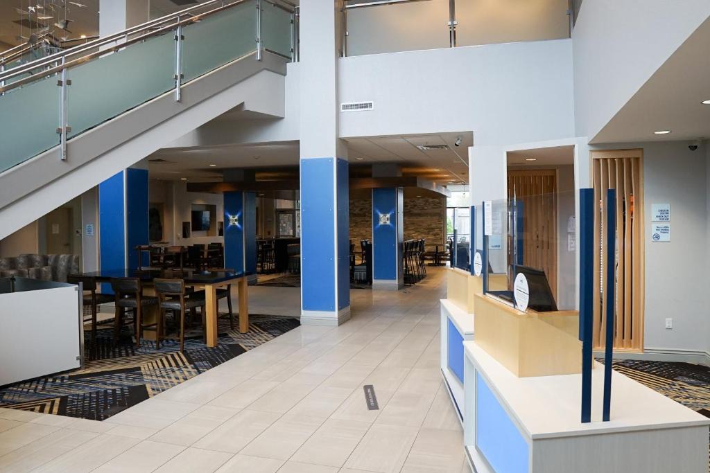 Chambers Heights Hotel | Holiday Inn Express & Suites - Aurora Medical Campus by IHG